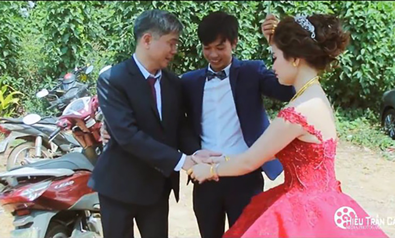 Nổi tiếng vì clip bố gạt nước mắt tiễn con về nhà chồng, cô gái Sài Gòn tiết lộ chuyện hậu trường cảm động Nổi tiếng vì clip bố gạt nước mắt tiễn con về nhà chồng, cô gái Sài Gòn tiết lộ chuyện hậu trường cảm động